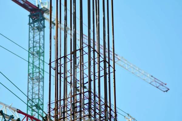 施工现场的混凝土柱 建造有起重机 工具和钢筋的摩天大楼 — 图库照片