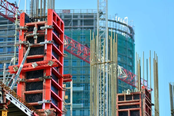 Betongpelare Byggarbetsplatsen Byggnaden Skyskrapa Med Kran Verktyg Och Förstärkta Stålstänger — Stockfoto