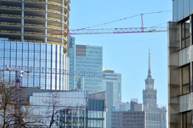 Varşova, Polonya. 10 Şubat 2019. Yeni bir ofis Mennica eski kule binası inşaatı 
