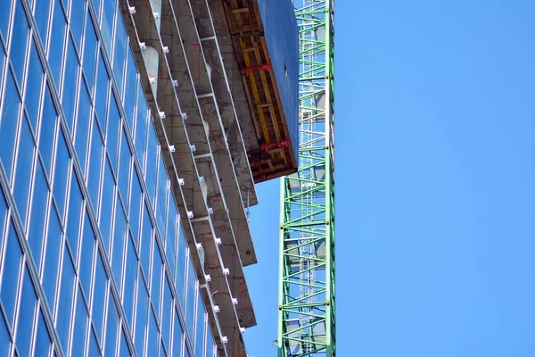 Kraan Aangesloten Gebouw — Stockfoto