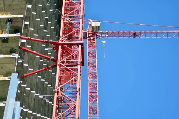 连接在建筑物上的起重机 — 图库照片