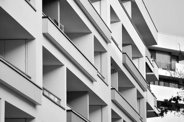 Moderno Edificio Residencial Europeo Blanco Negro —  Fotos de Stock