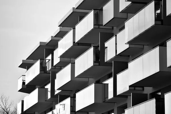 现代欧洲住宅公寓楼 黑色和白色 — 图库照片