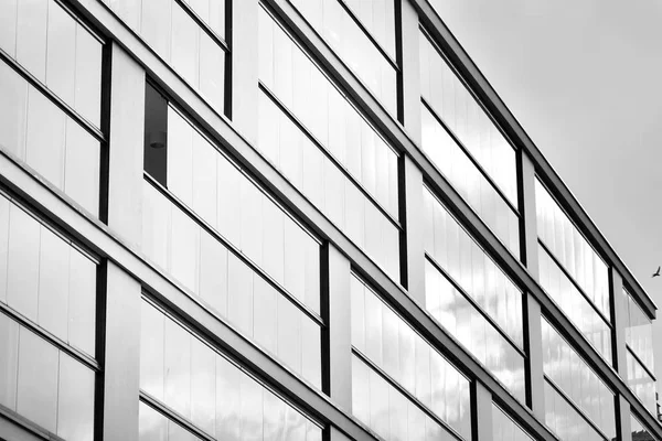 現代ヨーロッパ住宅のアパートの建物 黒と白 — ストック写真