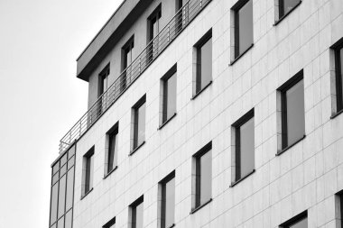 Ofis Binası yakın çekim. Siyah ve beyaz.