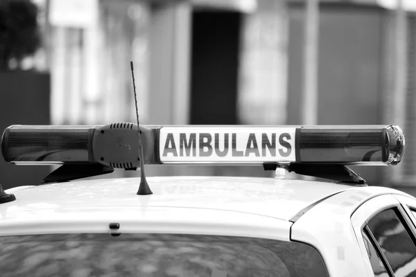 Ambulanssiauto Mustavalkoinen — kuvapankkivalokuva