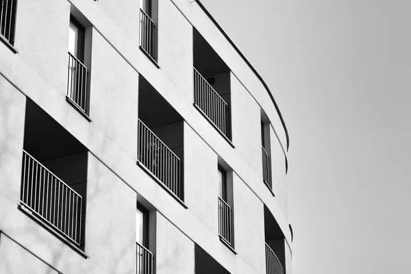 Moderno Edificio Residencial Europeo Blanco Negro —  Fotos de Stock