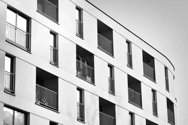 Moderno Edificio Residencial Europeo Blanco Negro —  Fotos de Stock