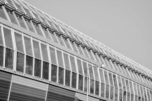 ガラス窓と屋根を持つ近代建築 黒と白 — ストック写真