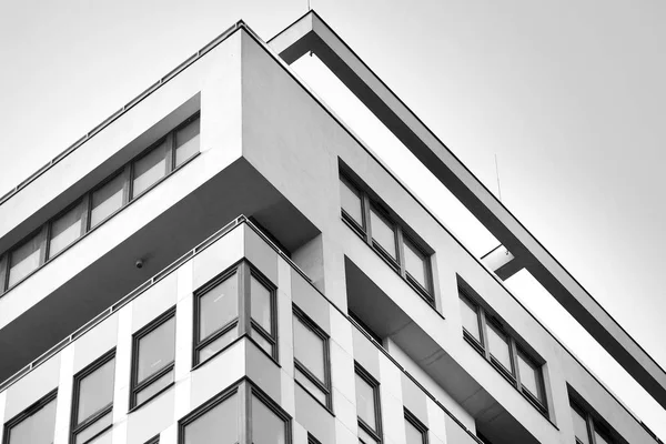 现代欧洲住宅公寓楼 黑色和白色 — 图库照片