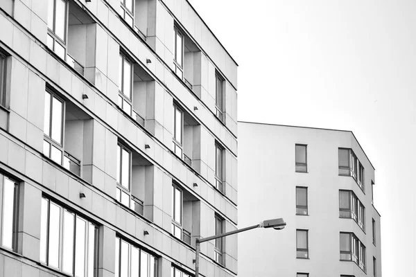 Moderno Edificio Residencial Europeo Blanco Negro —  Fotos de Stock