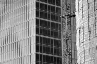 Vinç binaya bağlı. Siyah ve beyaz.