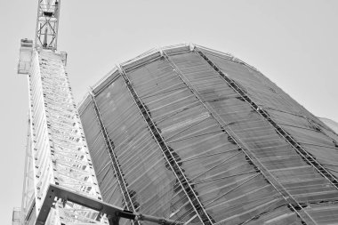 Vinç binaya bağlı. Siyah ve beyaz.