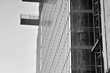 Ayrıntı görünümü gökdelen inşaat. Siyah ve beyaz.