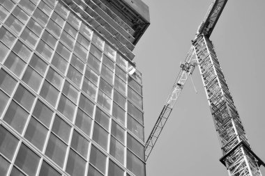 Vinç binaya bağlı. Siyah ve beyaz.