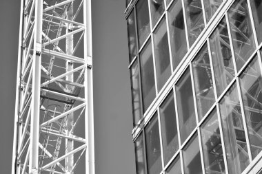 Vinç binaya bağlı. Siyah ve beyaz.