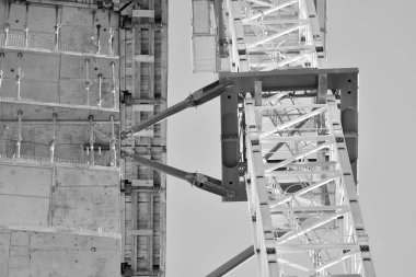 Vinç binaya bağlı. Siyah ve beyaz.