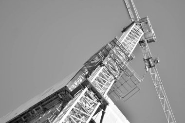 Vinç binaya bağlı. Siyah ve beyaz.