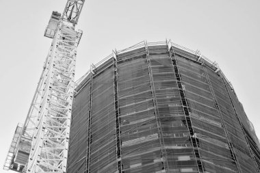 Vinç binaya bağlı. Siyah ve beyaz.