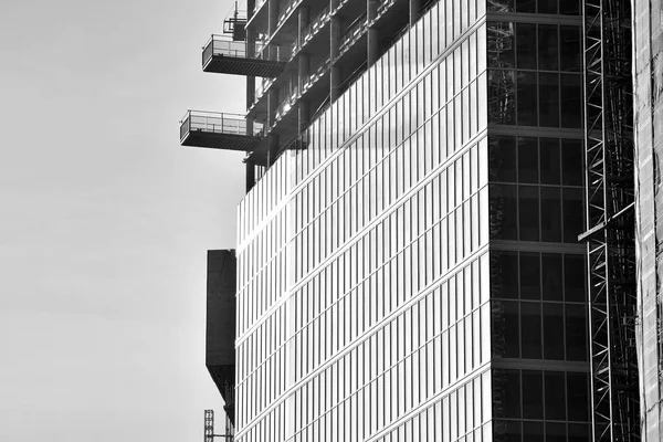 摩天大楼建设的详细情况 黑色和白色 — 图库照片