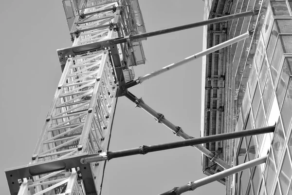 Grue Attachée Bâtiment Noir Blanc — Photo