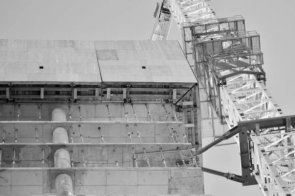 Grue Attachée Bâtiment Noir Blanc — Photo