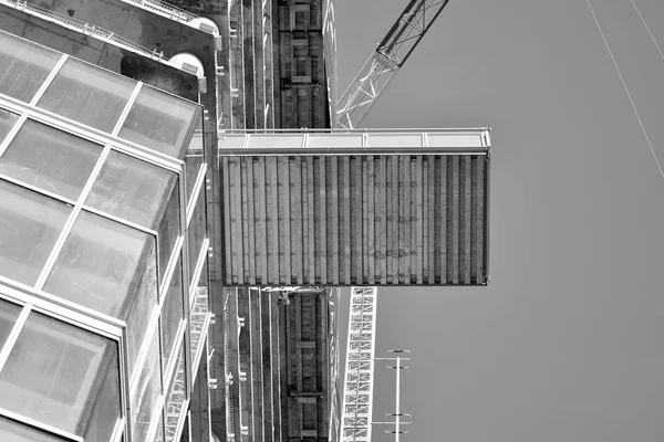 摩天大楼建设的详细情况 黑色和白色 — 图库照片