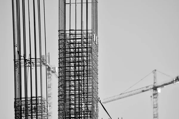 Pilastri Calcestruzzo Cantiere Costruzione Grattacielo Con Gru Utensili Barre Acciaio — Foto Stock