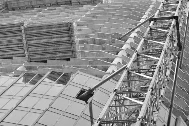 Vinç binaya bağlı. Siyah ve beyaz.