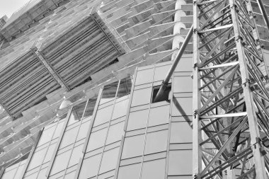 Vinç binaya bağlı. Siyah ve beyaz.