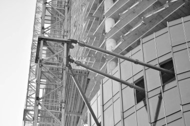 Vinç binaya bağlı. Siyah ve beyaz.