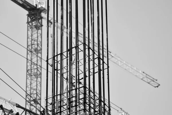 Beton Oszlopok Építkezésen Felhőkarcoló Építése Daru Eszközök Megerősített Acél Rúd — Stock Fotó