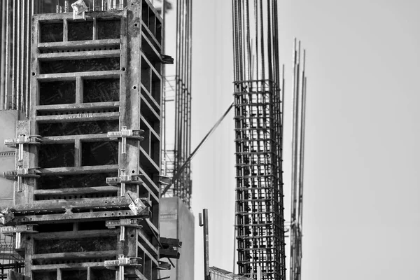 施工现场的混凝土柱 建造有起重机 工具和钢筋的摩天大楼 黑色和白色 — 图库照片
