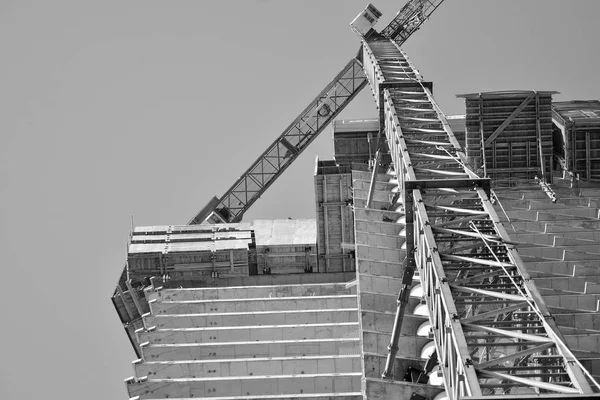 Grúa Adosada Edificio Blanco Negro —  Fotos de Stock