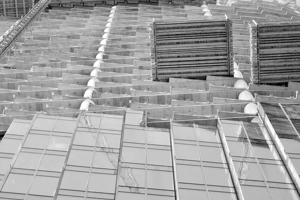Vista Detalhada Construção Arranha Céu Preto Branco — Fotografia de Stock