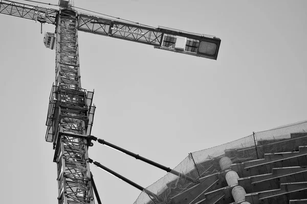 Crane Připojené Budově Černá Bílá — Stock fotografie