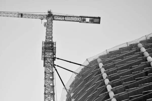 Grúa Adosada Edificio Blanco Negro — Foto de Stock