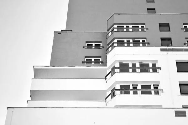 Moderno Edificio Residencial Europeo Blanco Negro —  Fotos de Stock