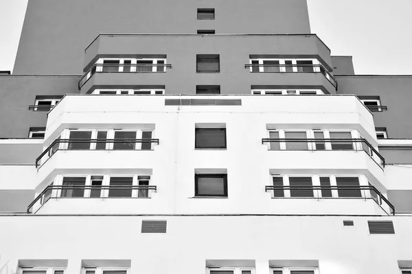 Moderno Edificio Residencial Europeo Blanco Negro —  Fotos de Stock