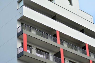 Mavi gökyüzü olan güneşli bir günde modern apartman binaları. Modern bir apartmanın cephesi