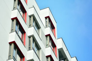 Mavi gökyüzü olan güneşli bir günde modern apartman binaları. Modern bir apartmanın cephesi