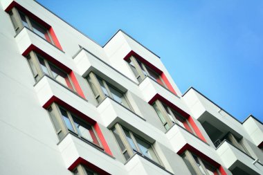 Mavi gökyüzü olan güneşli bir günde modern apartman binaları. Modern bir apartmanın cephesi