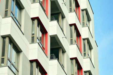 Mavi gökyüzü olan güneşli bir günde modern apartman binaları. Modern bir apartmanın cephesi