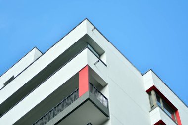 Mavi gökyüzü olan güneşli bir günde modern apartman binaları. Modern bir apartmanın cephesi