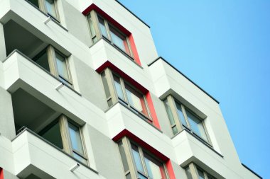 Mavi gökyüzü olan güneşli bir günde modern apartman binaları. Modern bir apartmanın cephesi