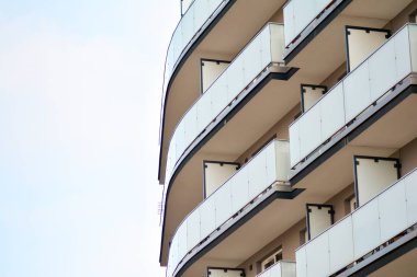 Mavi gökyüzü olan güneşli bir günde modern apartman binaları. Modern bir apartmanın cephesi