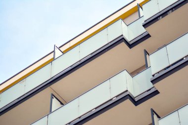 Mavi gökyüzü olan güneşli bir günde modern apartman binaları. Modern bir apartmanın cephesi