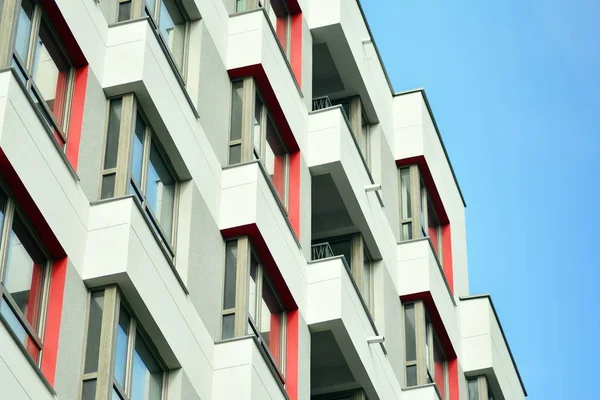 Mavi gökyüzü olan güneşli bir günde modern apartman binaları. Modern bir apartmanın cephesi