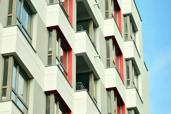 Mavi gökyüzü olan güneşli bir günde modern apartman binaları. Modern bir apartmanın cephesi