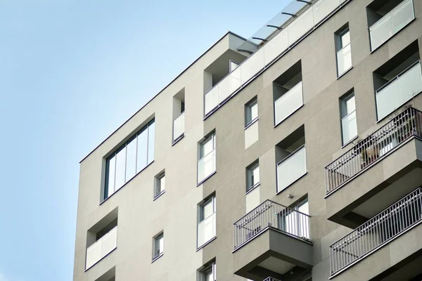 Moderne Mehrfamilienhäuser Einem Sonnigen Tag Mit Blauem Himmel Fassade Eines — Stockfoto